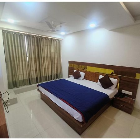 Hotel Paradise, Naroda 아흐메다바드 외부 사진