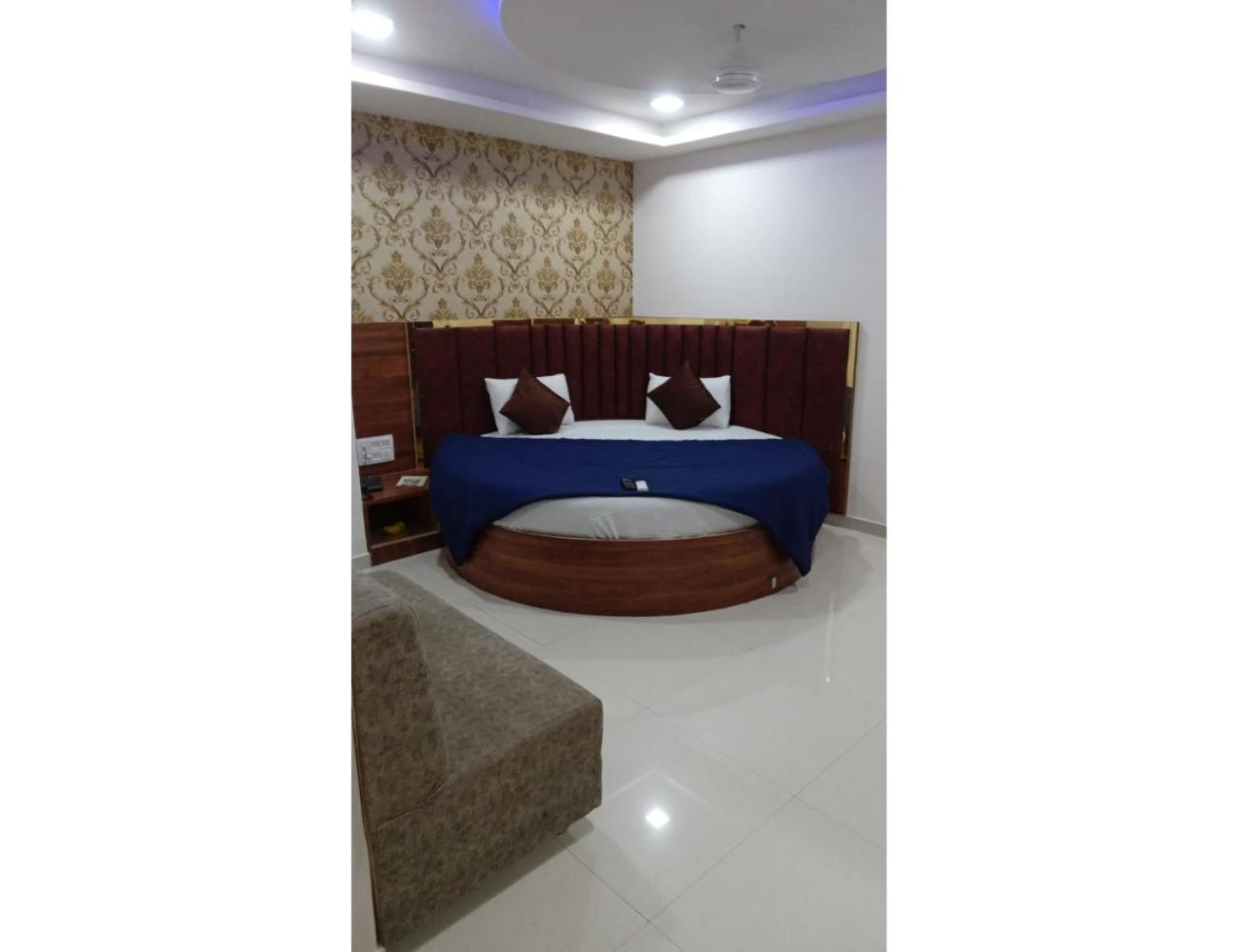 Hotel Paradise, Naroda 아흐메다바드 외부 사진