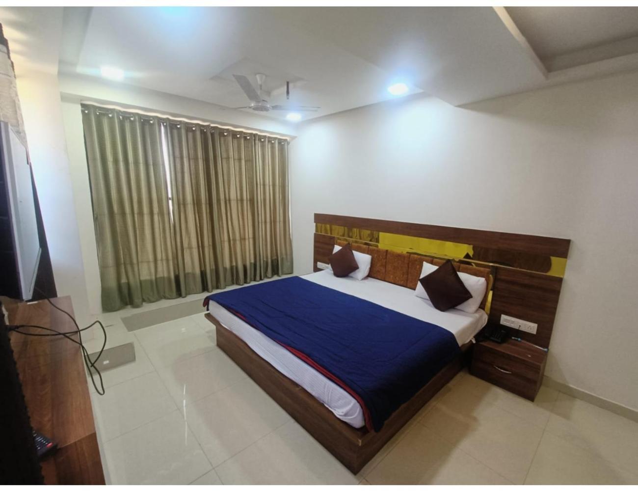 Hotel Paradise, Naroda 아흐메다바드 외부 사진