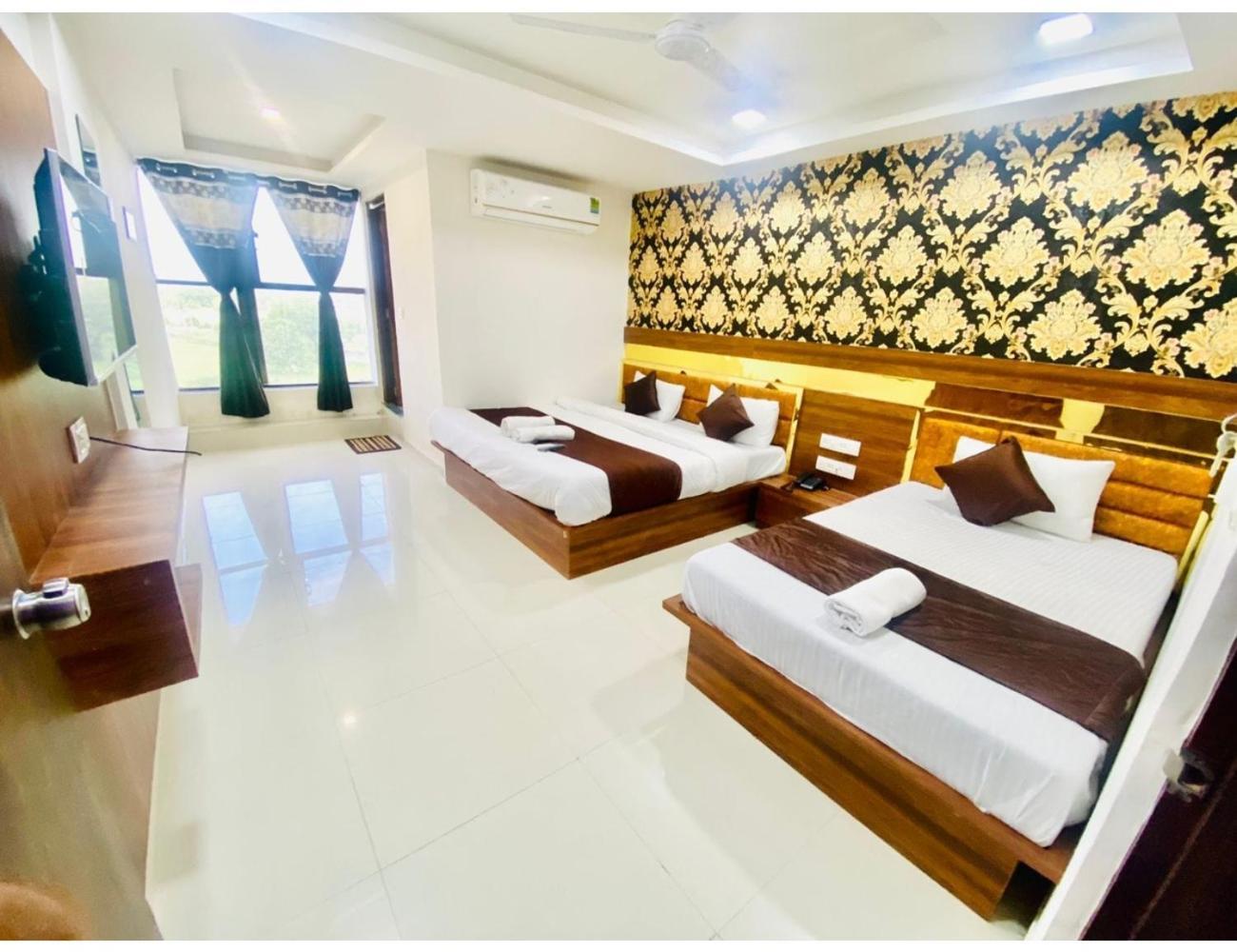 Hotel Paradise, Naroda 아흐메다바드 외부 사진