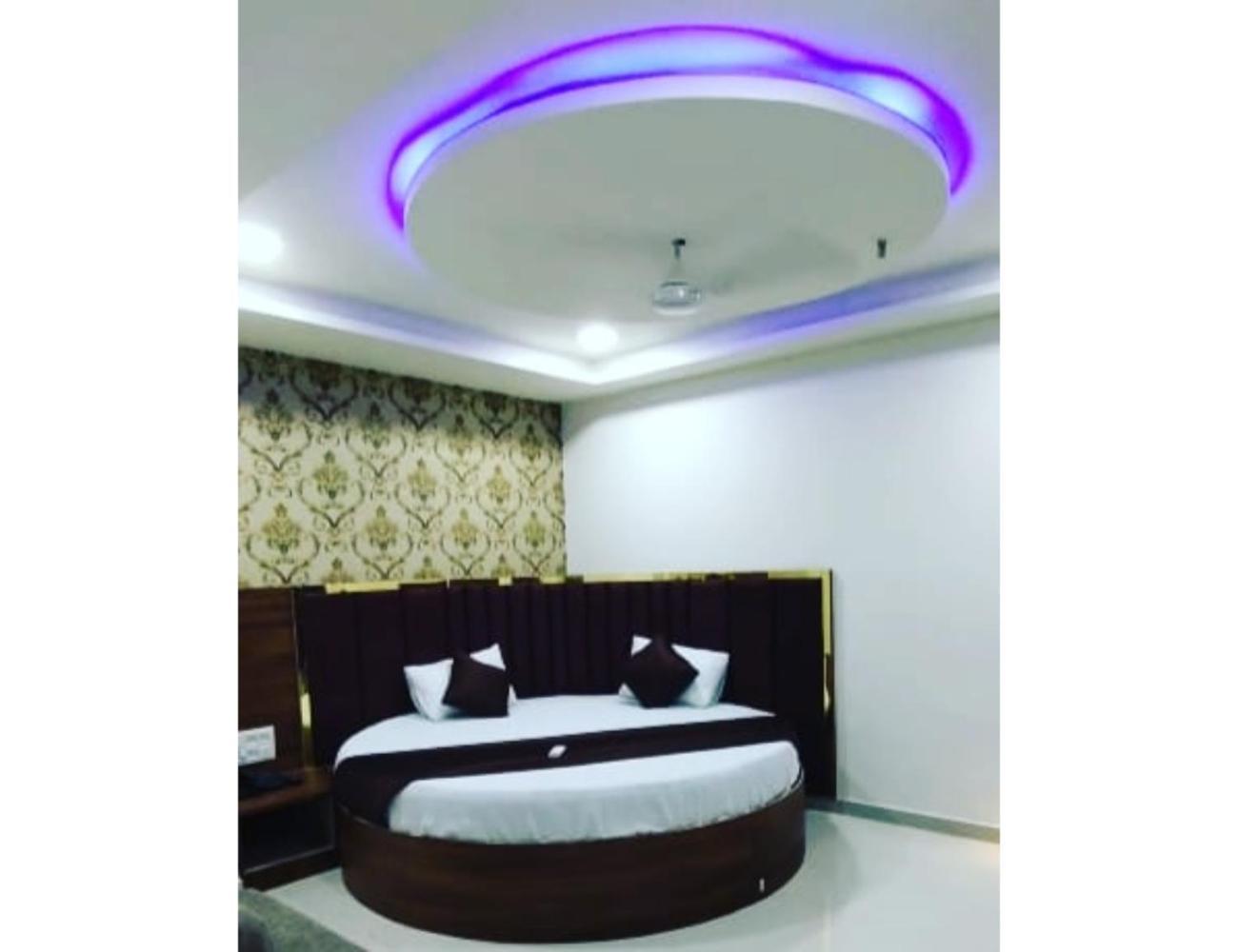 Hotel Paradise, Naroda 아흐메다바드 외부 사진