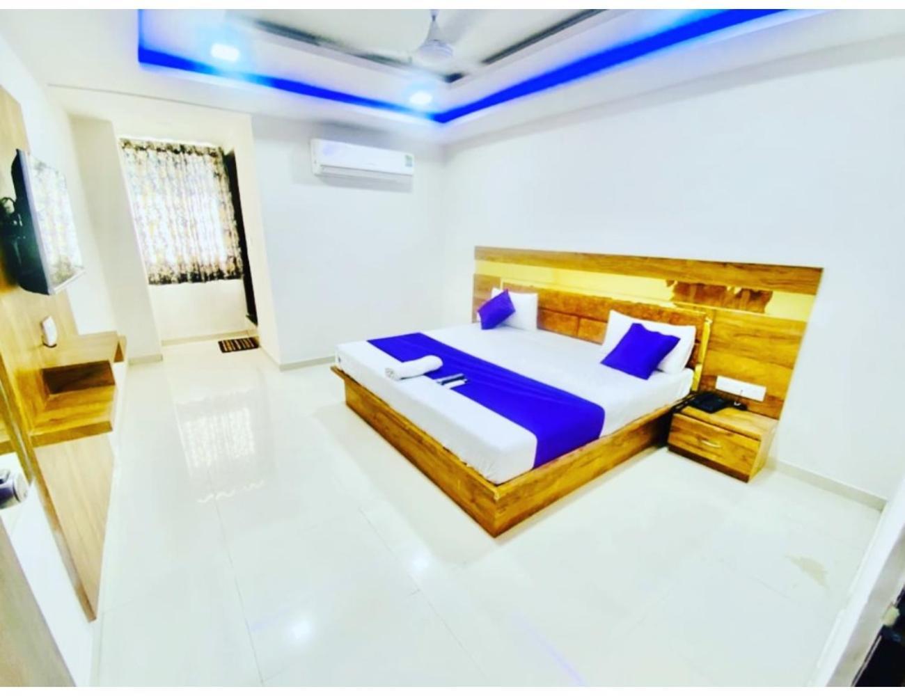 Hotel Paradise, Naroda 아흐메다바드 외부 사진