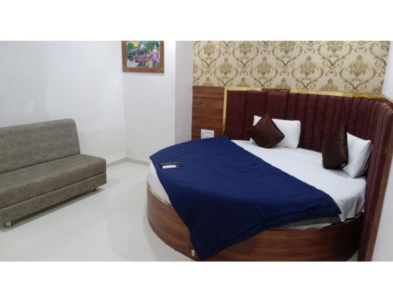 Hotel Paradise, Naroda 아흐메다바드 외부 사진